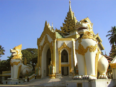 Cổng vào chùa với cặp sư tử khổng lồ cao 9m ở hai bên