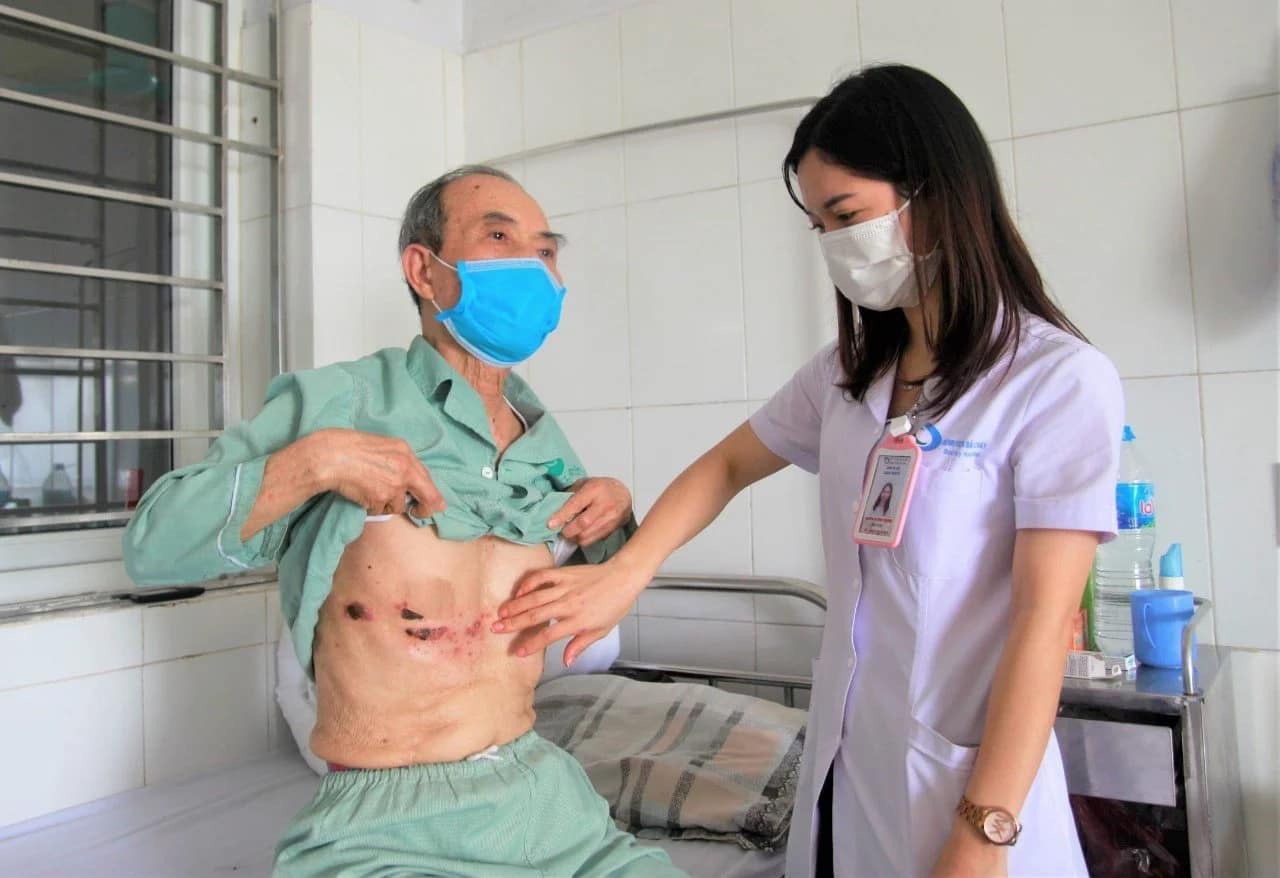 Bs khám cho bệnh nhân bị bệnh zona Bs khám cho bệnh nhân bị bệnh zona