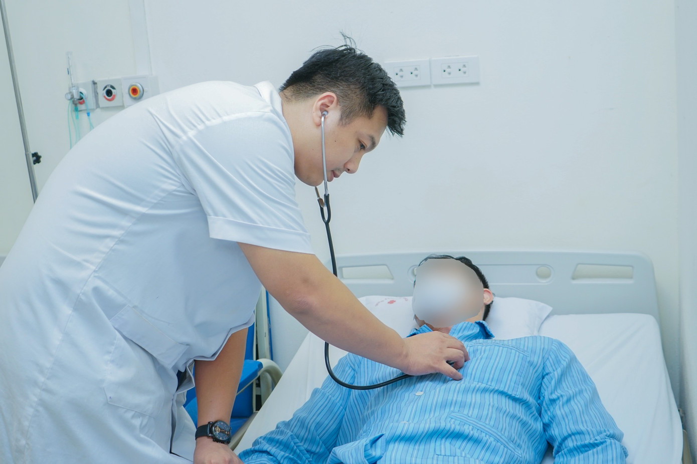 BS Bệnh viện E Trung ương khám cho nam huấn luyện viên thể hình bị nhồi máu cơ tim vì tập luyện cường độ cao. Ảnh: BV cung cấp BS Bệnh viện E Trung ương khám cho nam huấn luyện viên thể hình bị nhồi máu cơ tim vì tập luyện cường độ cao. Ảnh: BV cung cấp