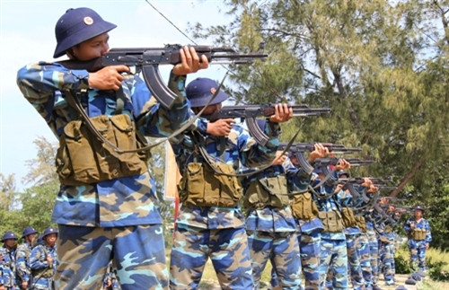 Đội hình luyện tập tư thế đứng bắn bài 1 súng Tiểu liên AK