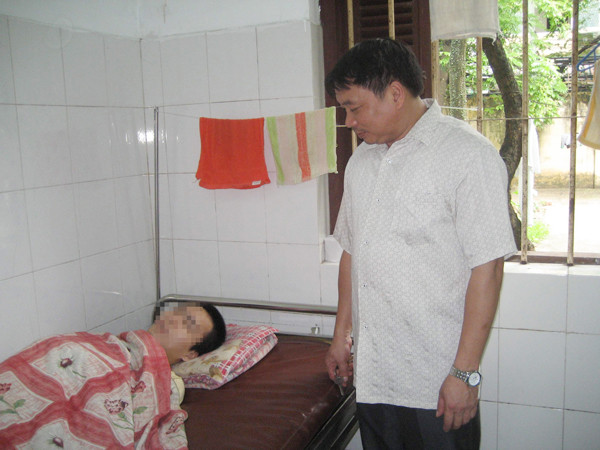 BS Nguyễn Văn Dũng bên một bệnh nhân tâm thần