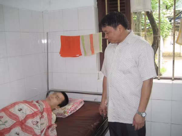 BS Nguyễn Văn Dũng bên một bệnh nhân tâm thần