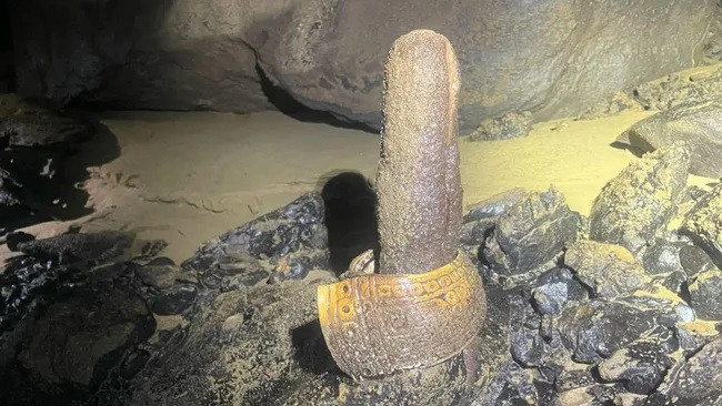 Khoảng 500 năm trước, có người đã đặt một chiếc vòng tay bằng vỏ sò lên một nhũ đá trong một hang động ở Mexico. (Ảnh: Katiya Pavlova) Khoảng 500 năm trước, có người đã đặt một chiếc vòng tay bằng vỏ sò lên một nhũ đá trong một hang động ở Mexico. (Ảnh: Katiya Pavlova)