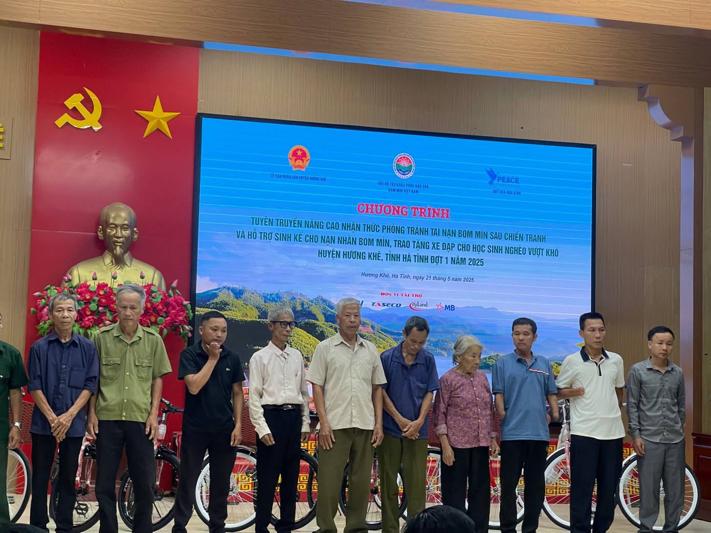 Các nạn nhân bom mìn tại huyện Hương Khê, tỉnh Hà Tĩnh được nhận hỗ trợ đợt 1/2025. (Ảnh:L.A)