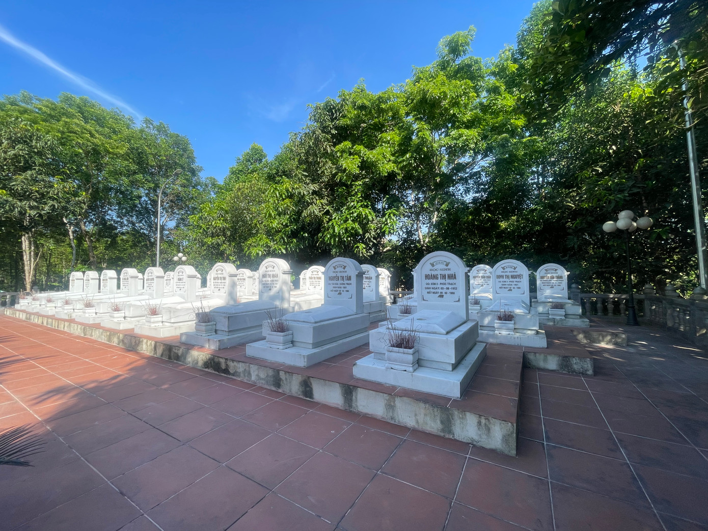 33 ngôi mộ các học sinh tử nạn vì bom mìn đã được xây tại Khu chứng tích tội ác chiến tranh.(Ảnh:L.A)