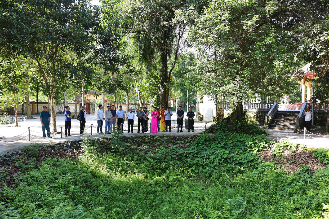 Hố bom đã vùi lấp các học sinh trường cấp 2 Hương Trạch, Hà Tĩnh. (Ảnh:L.A)