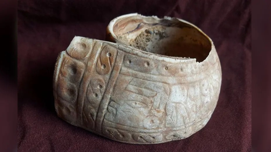 Các nhà khảo cổ đã lấy những chiếc vòng tay ra khỏi măng đá và làm sạch chúng để lộ ra hình khắc cổ.(Ảnh: Miguel Pérez) Các nhà khảo cổ đã lấy những chiếc vòng tay ra khỏi măng đá và làm sạch chúng để lộ ra hình khắc cổ.(Ảnh: Miguel Pérez)