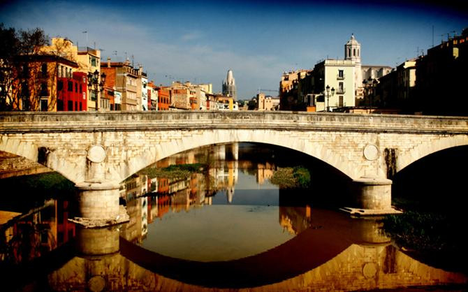 Girona (còn được biết đến với tên gọi Gerona) là thành phố xinh đẹp ở Catalonia, Tây Ban Nha