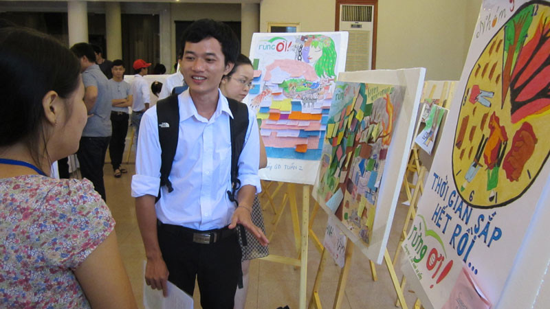 Rất đông các bạn sinh viên đến tham dự triển lãm ảnh về 