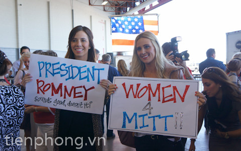 Hai thiếu nữ ủng hộ ông Romney. Theo họ ông vừa đẹp trai vừa mạnh mẽ`
