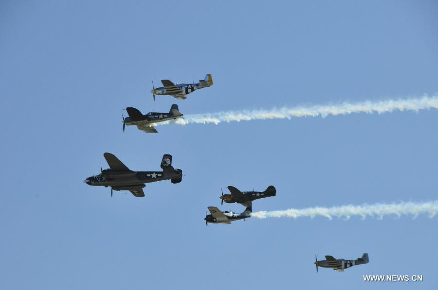 Hàng loạt phi cơ nối đuôi nhau trên không trung. Hàng loạt phi cơ nối đuôi nhau trên không trung