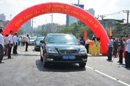 Những chiếc xe đầu tiên qua cầu