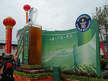 Chai dầu ăn lớn nhất thế giới cao 5,08 m từng lập kỷ lục năm 2009. Nó nặng hơn 2.177 kg