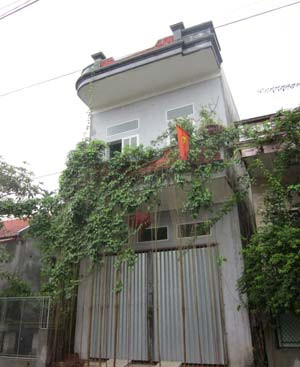 Ngôi nhà 2 tầng của gia đình anh Sơn luôn cửa đóng then cài