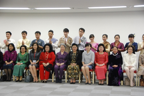 Và lần lượt chụp ảnh với các Đoàn ĐB sinh viên ASEAN