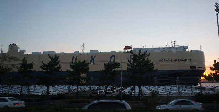 Tàu ở bến cảng riêng của Hyundai Motor chờ để chuyên chở ô tô tới các thị trường tiêu thụ. Tàu ở bến cảng riêng của Hyundai Motor chờ để chuyên chở ô tô tới các thị trường tiêu thụ