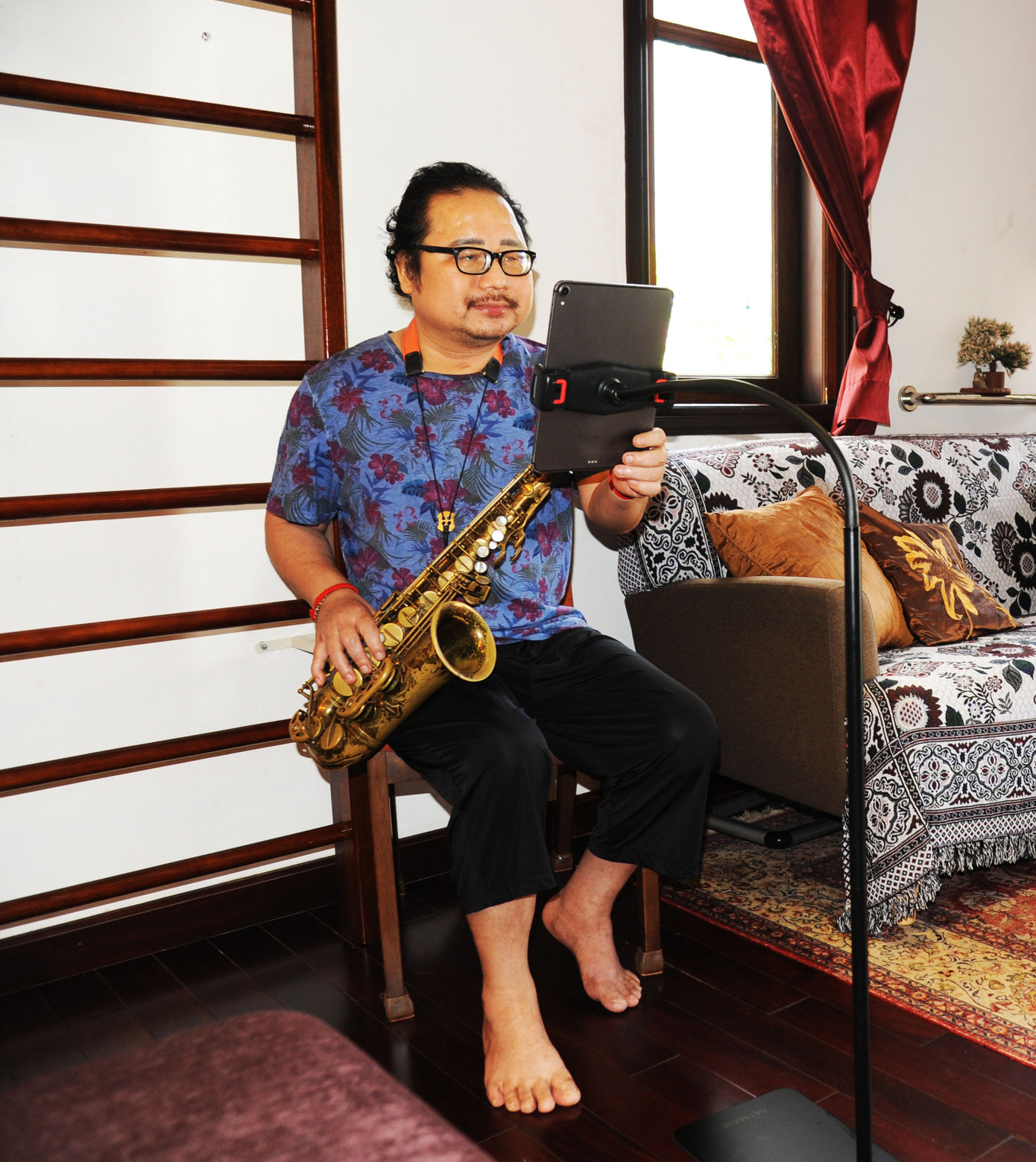 Sau lưng nghệ sĩ là những song gỗ để anh tập đứng, tập đi. Khán giả và các đồng nghiệp mong sớm được gặp lại nghệ sĩ Trần Mạnh Tuấn trên những sân khấu quen thuộc với tiếng kèn đầy lạc quan.