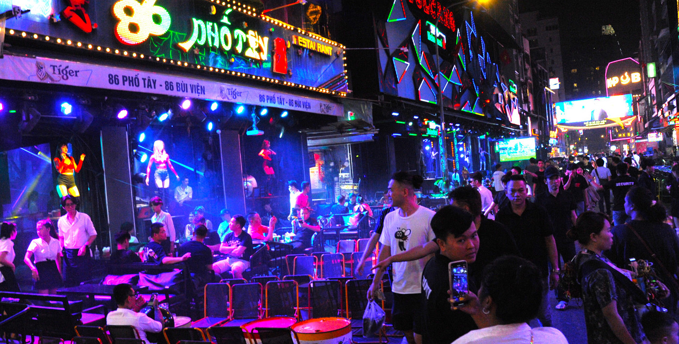 Tuy được kỳ vọng là sẽ thu hút khách, thực tế hàng loạt quán có nhảy múa lại vắng khách hơn so với các quán kinh doanh bình thường. Một số hướng dẫn viên du lịch cho biết các màn nhảy múa không bắt khách có lẽ một phần là do quá mới lạ so với truyền thống và tập quán của người Việt. Quan trọng hơn, tâm lý của hầu hết du khách nước ngoài khi tới Việt Nam là để tham quan, du lịch chứ không phải đi vũ trường, quán bar...