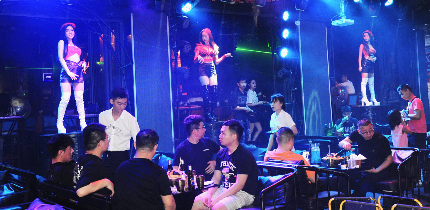 Tuy nhiên, người dân và du khách bất ngờ và không khỏi băn khoăn vì các bar nằm san sát ở cả hai mặt tiền phố đi bộ Bùi Viện cho vũ công mặc các trang phục "kiệm vải" nhảy múa để lôi kéo khách.