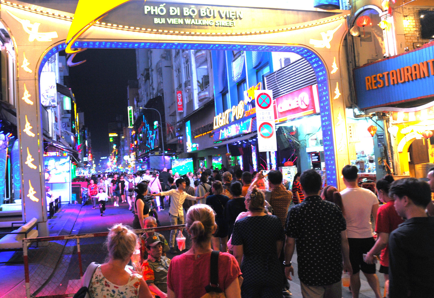 Phố đi bộ Bùi Viện thu hút rất đông du khách trong nước và quốc tế vào các ngày cuối tuần