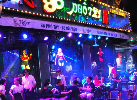 Những màn biểu diễn phản cảm tại phố đi bộ Bùi Viện đã được chính quyền nhắc nhở nhưng vẫn tiếp diễn cho tới thời điểm báo Tiền Phong phản ánh. Những màn biểu diễn phản cảm tại phố đi bộ Bùi Viện đã được chính quyền nhắc nhở nhưng vẫn tiếp diễn cho tới thời điểm báo Tiền Phong phản ánh.