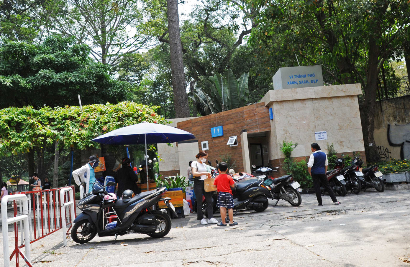 Tại TPHCM có một số nhà vệ sinh công cộng hiện đại, đặc biệt ở công viên Tao Đàn, nhà vệ sinh có mở nhạc suốt ngày, thu hút nhiều người dân và du khách. Tuy nhiên, số lượng các nhà vệ sinh hiện đại như vậy không nhiều.