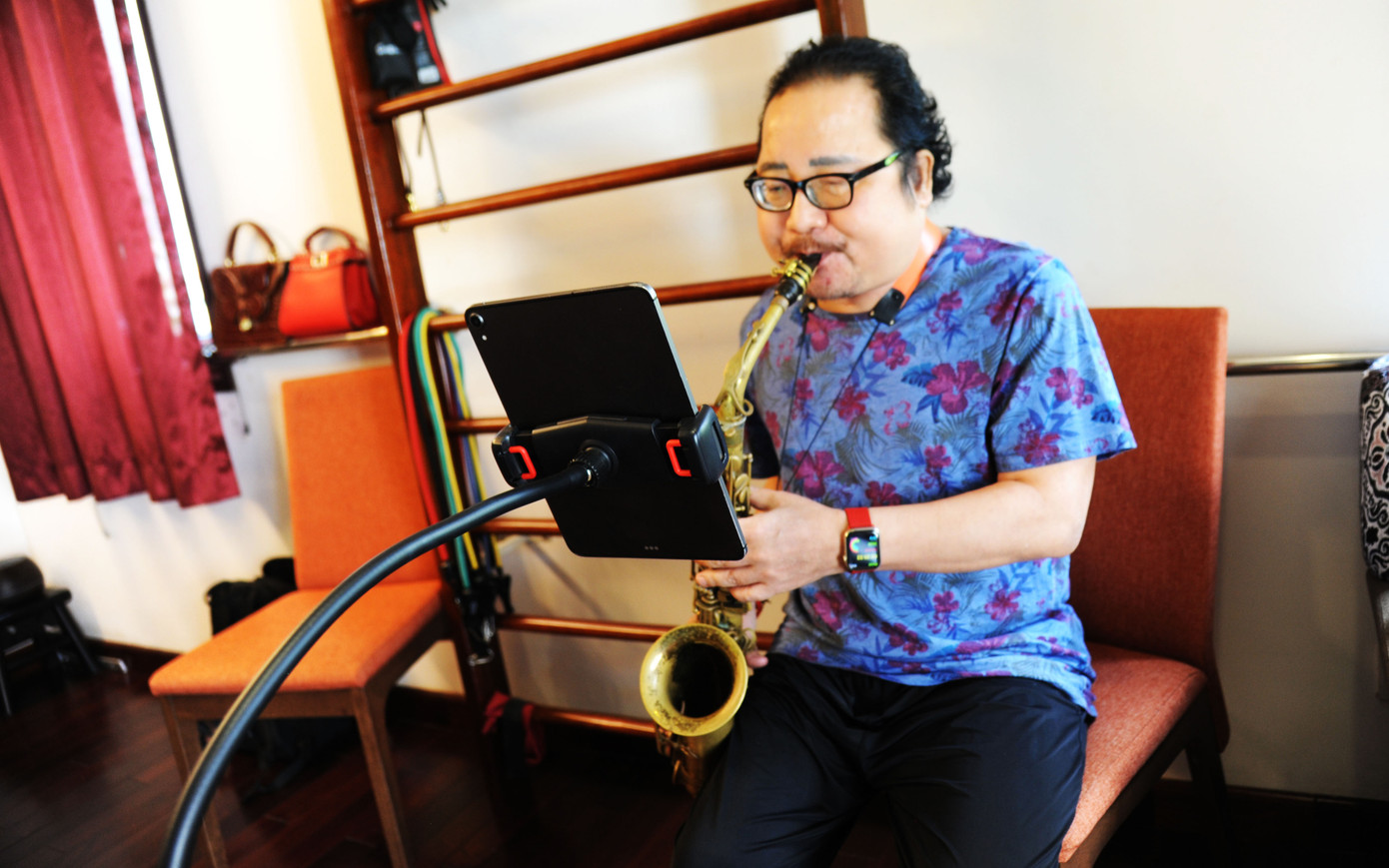 Nghệ sĩ Trần Mạnh Tuấn luyện tập như cách phục hồi lại chức năng sau phẫu thuật, đồng thời phục hồi kỹ năng chơi kèn.