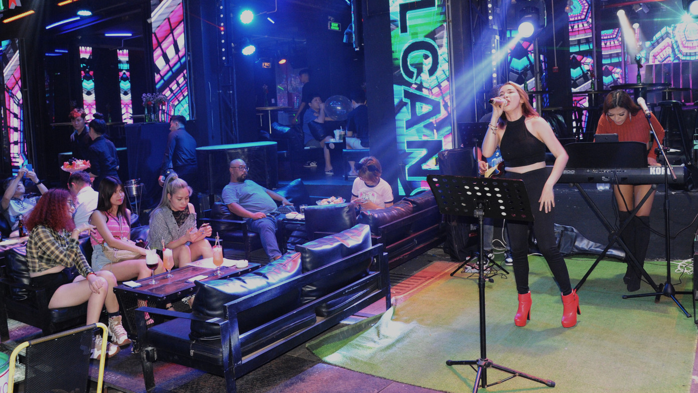 Có những sân khấu biểu diễn âm nhạc thuần túy, thu hút khá đông du khách.