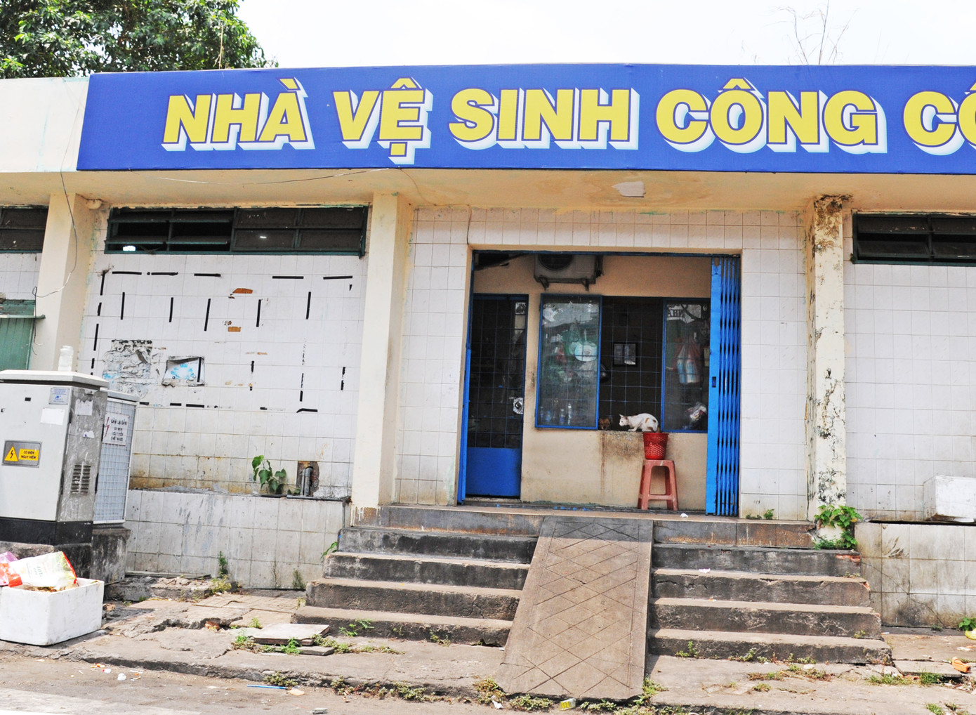 Nhà vệ sinh cộng cộng rộng rãi, nằm ngay mặt tiền trục đường chính Lê Hồng Phong quận 5, TPHCM nhưng rất vắng vẻ do một số các hộ gia đình biến công trình công cộng thành nơi ở, sinh hoạt riêng.