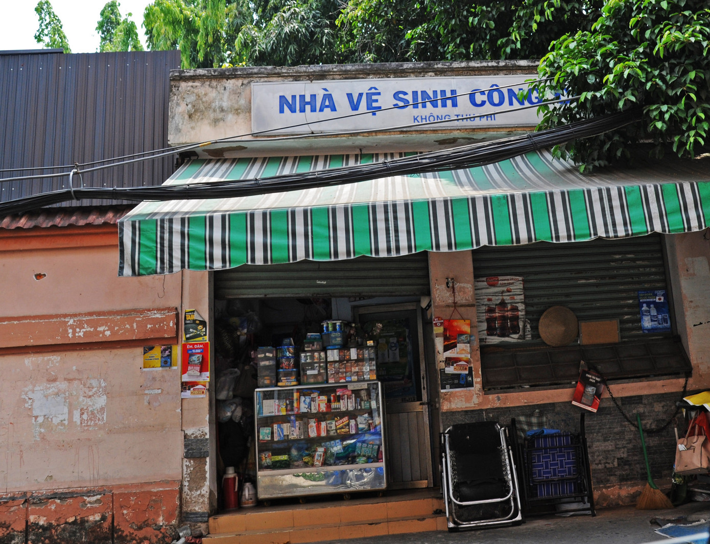 Nhà vệ sinh công cộng ghi rõ "không thu phí" đã bị biến tướng thành hiệu tạp hóa, dù nằm ngay mặt tiền một con đường ở quận 4, TPHCM.