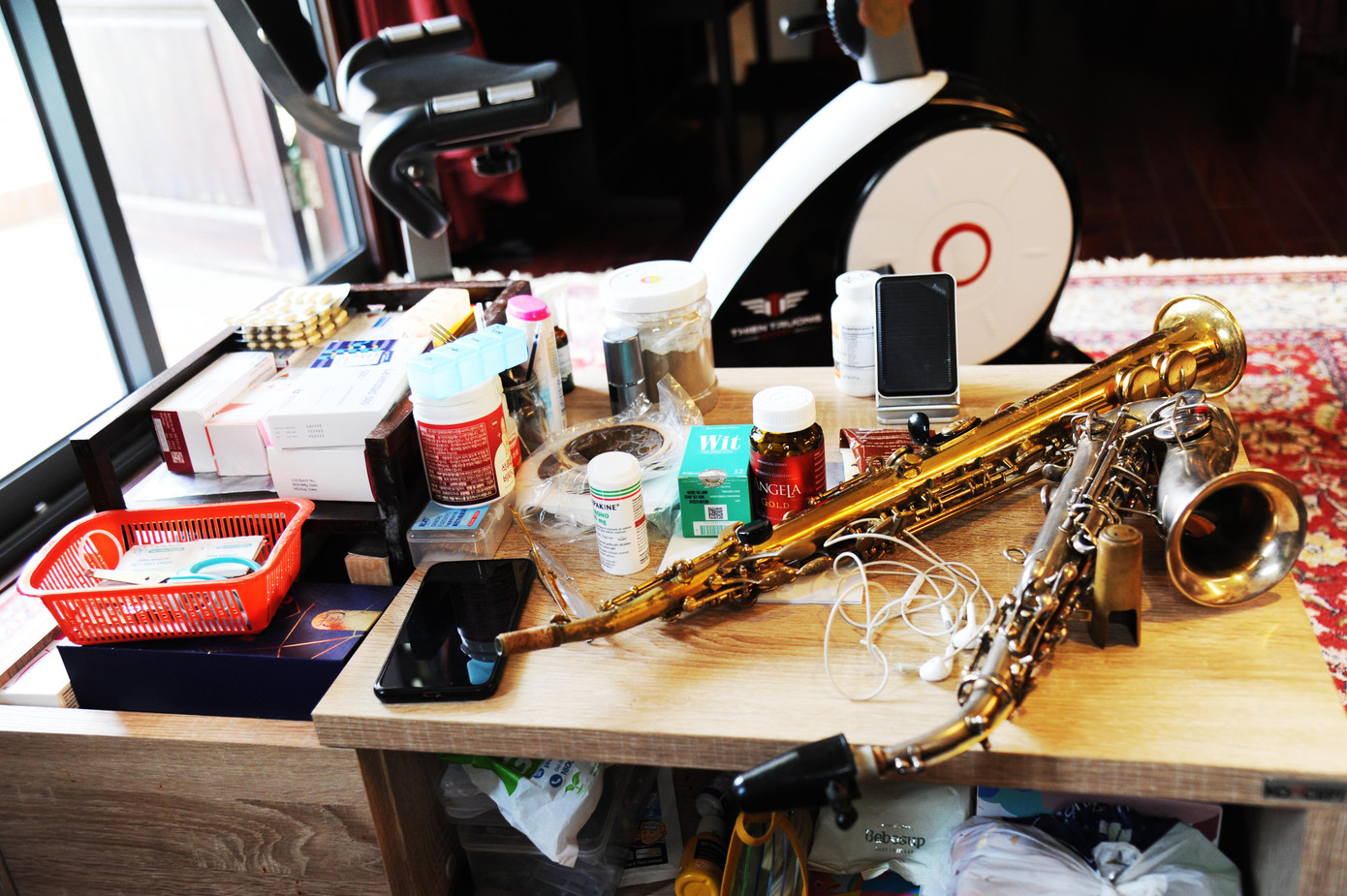 Đối với Trần Mạnh Tuấn, tình yêu với âm nhạc, với những cây kèn là động lực để vượt qua bệnh tật. Trên bàn làm việc của anh bây giờ chỉ có thuốc và kèn.