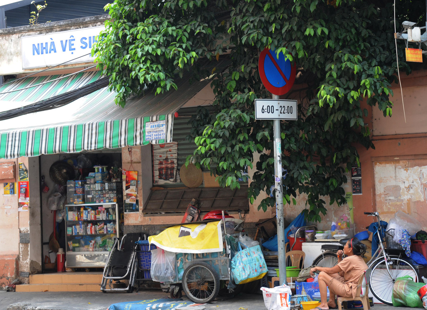 Nhà vệ sinh công cộng thành nơi tập kết đủ mọi thứ "hầm bà lằng" rất lộn xộn.