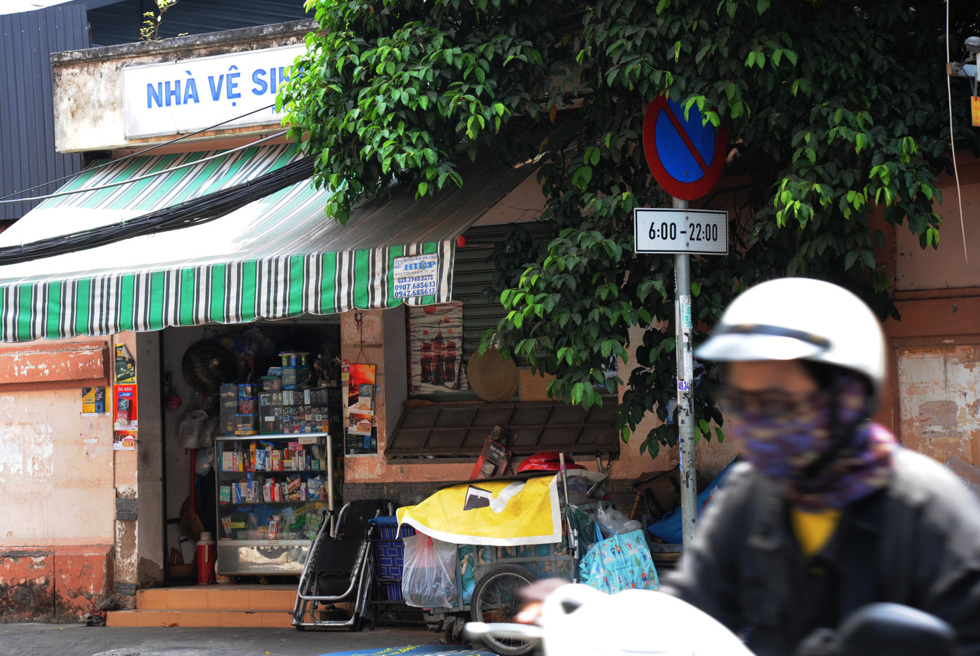 Theo lãnh đạo một số quận thì hiện số lượng nhà vệ sinh rất thiếu, thậm chí có quận tại TPHCM không còn nhà vệ sinh công cộng tại các trục đường để phục vụ du khách và người dân.