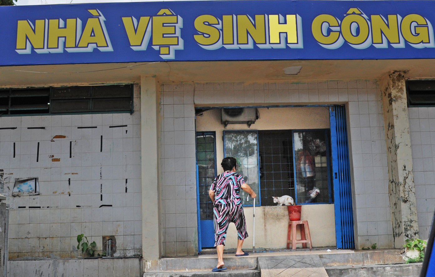 Các nhà vệ sinh công cộng thường đặt tại các khu vực đông đúc, sầm uất, được xem là "đất vàng", nhưng chưa được khai thác tốt nên xuống cấp và bị chiếm dụng sai mục đích.