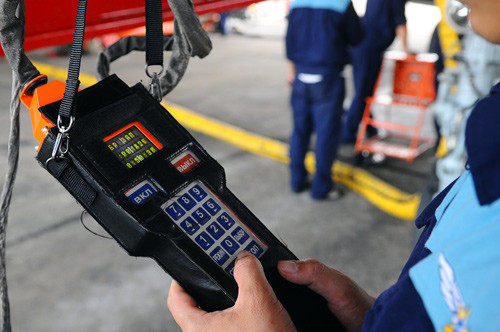 Ngay sau khi máy bay về gara, lực lượng kỹ thuật kiểm tra các thông số trong quá trình bay