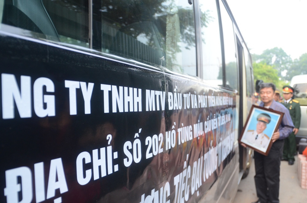 Đoàn người lên xe về với quê hương Quảng Bình