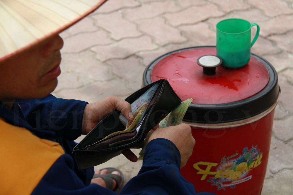 Làm việc vất vả, độc hại, tuy nhiên, theo tiết lộ, mỗi tháng, công nhân làm nghề này chỉ kiếm được khoảng 4 - 5 triệu/tháng. Ảnh: Trường Phong