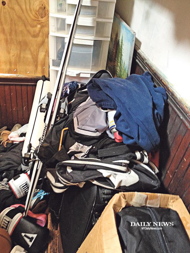 Nhiều đồ đạc mà hai anh em nghi phạm để lại trong phòng nhưng không có bất cứ vũ khí nào ở đây. Những người hàng xóm của căn hộ cũng khá ngạc nhiên về vụ việc này bởi họ không nhận thấy bất cứ điều gì đáng nghi ở hai anh em này 