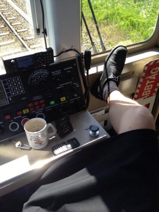 Họ được phép mặc váy ngắn lái tàu nếu như cảm thấy thoải mái. Ảnh: Odd