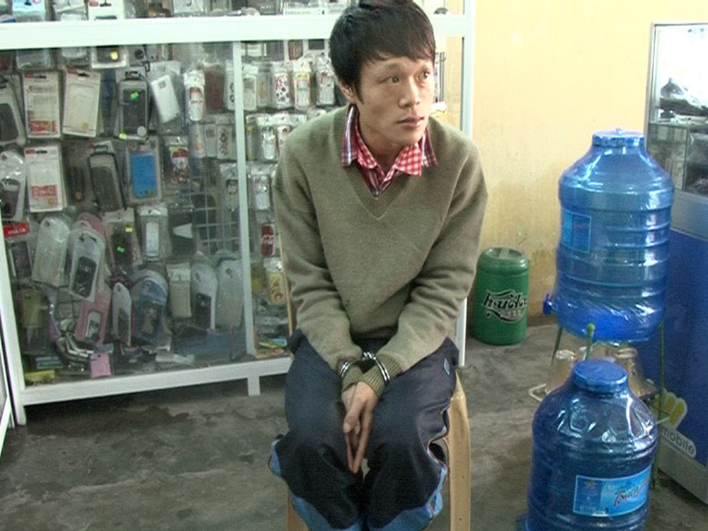 Nghi phạm Võ Minh Hoàng bị công an bắt giữ. (Ảnh: Trần Hồng)