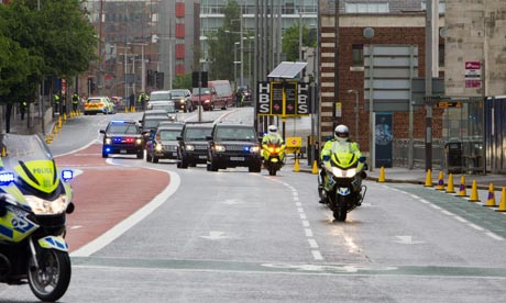 Trong ảnh, 50 xe mô tô cảnh sát hộ tống xe chở tổng thống Obama tới địa điểm diễn ra Hội nghị thượng đỉnh G8 