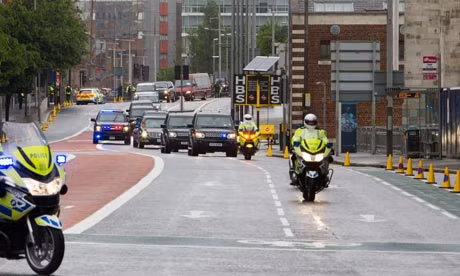 Trong ảnh, 50 xe mô tô cảnh sát hộ tống xe chở tổng thống Obama tới địa điểm diễn ra Hội nghị thượng đỉnh G8 