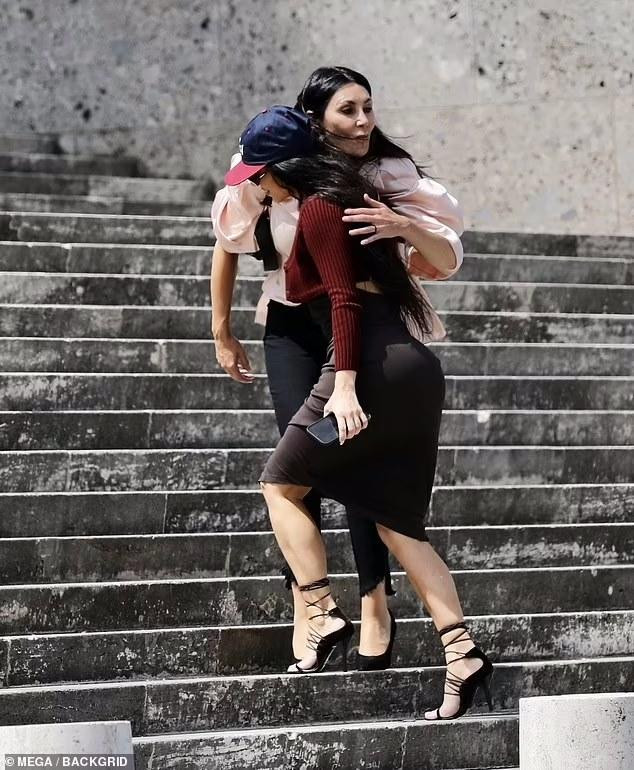 Kim chào hỏi thân thiết với người đại diện của Fendi. Là sao lớn thế giới và "tín đồ" thời trang, Kim luôn được những thương hiệu xa xỉ thế giới săn đón. Trên Instagram Story, cô khoe những món quà được Fendi tặng, bao gồm loạt túi xách sang chảnh và đôi giày cao gót hở mũi bằng da rắn.