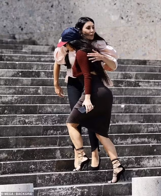 Kim chào hỏi thân thiết với người đại diện của Fendi. Là sao lớn thế giới và "tín đồ" thời trang, Kim luôn được những thương hiệu xa xỉ thế giới săn đón. Trên Instagram Story, cô khoe những món quà được Fendi tặng, bao gồm loạt túi xách sang chảnh và đôi giày cao gót hở mũi bằng da rắn.