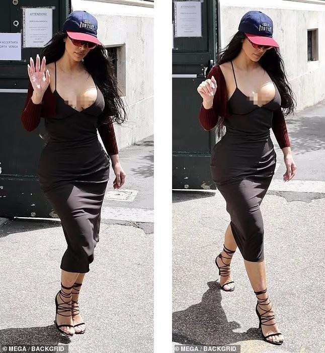 Cô mặc váy hai dây màu đen ôm sát người, khoe thân hình "đồng hồ cát" trứ danh. Đáng chú ý, phần thân trên xẻ bạo phô bày gần hết vòng một "khủng" và lưng. Cô khoác thêm áo cardigan len dài tay lửng màu đỏ đô để "hãm" bớt độ hở của chiếc váy. Kim cũng kết hợp với sandal dây cao gót, mũ lưỡi trai và mắt kính râm.