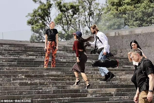 Khi đến trụ sở chính của nhà mốt Fendi, Kim được ê kíp vây quanh. Theo Daily Mail, có lẽ nhân viên của vợ cũ Kanye West sợ cô gặp sự có khi leo cầu thang với đôi giày gót nhọn mỏng manh.