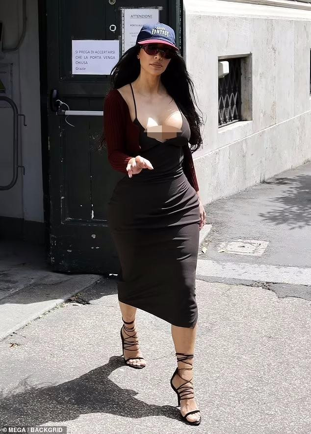 ‘Nóng mặt’ với chiếc váy hai dây khoét bạo lộ gần hết vòng một của Kim Kardashian ảnh 1