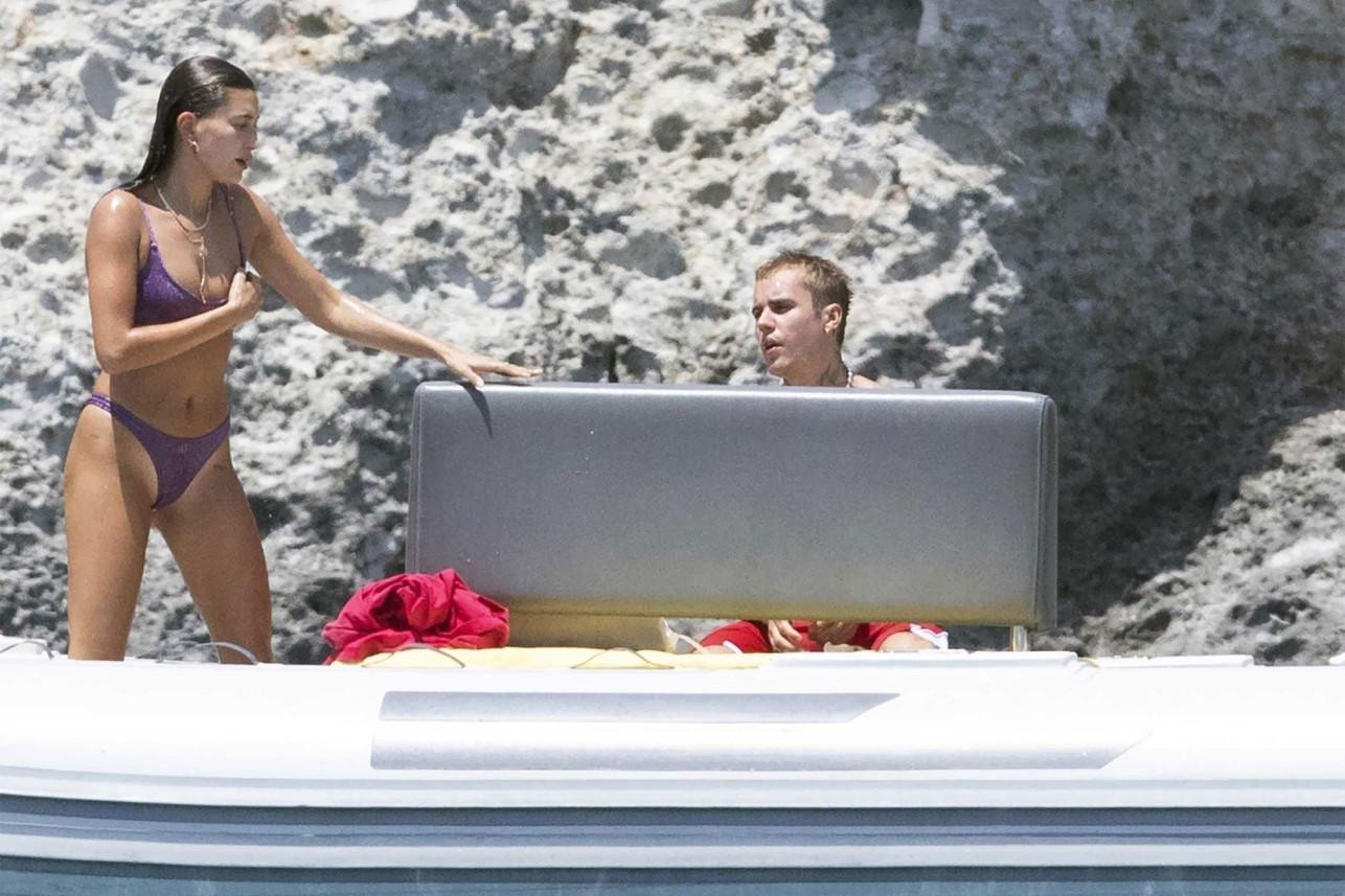 Thời gian qua, Justin dần cải thiện hình ảnh. Anh nhận được nhiều lời khen ngợi về ngoại hình sau khi cắt đi mái tóc rối bời, luộm thuộm.