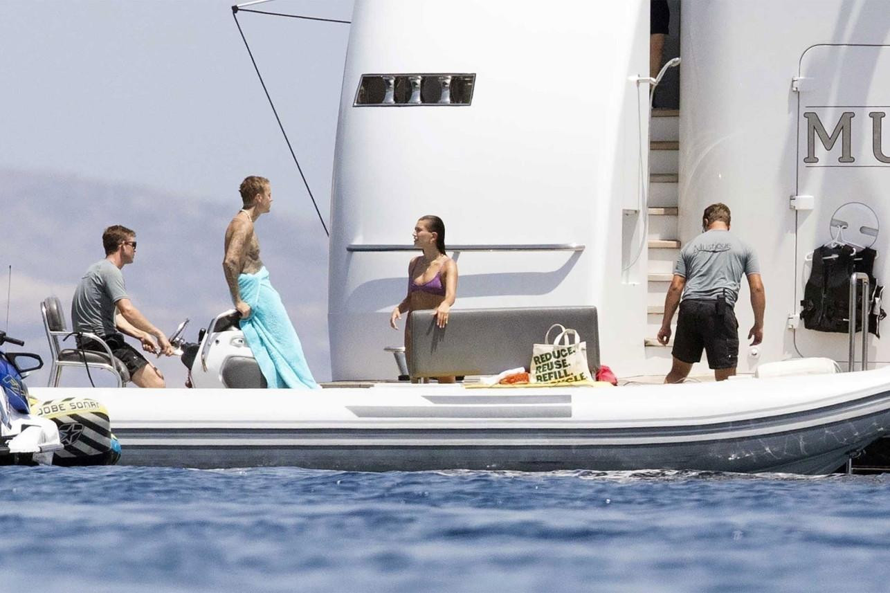 Cặp sao đình đám Hollywood gần đây thực hiện chuyến du lịch châu Âu. Trước khi đến Hy Lạp, họ được diện kiến Tổng thống Pháp Emmanuel Macron và phu nhân của ông, Brigitte.