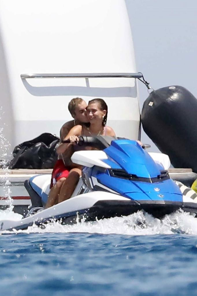 Paparazzi cũng chụp được khoảnh khắc Justin hôn má siêu mẫu 25 tuổi đầy âu yếm.